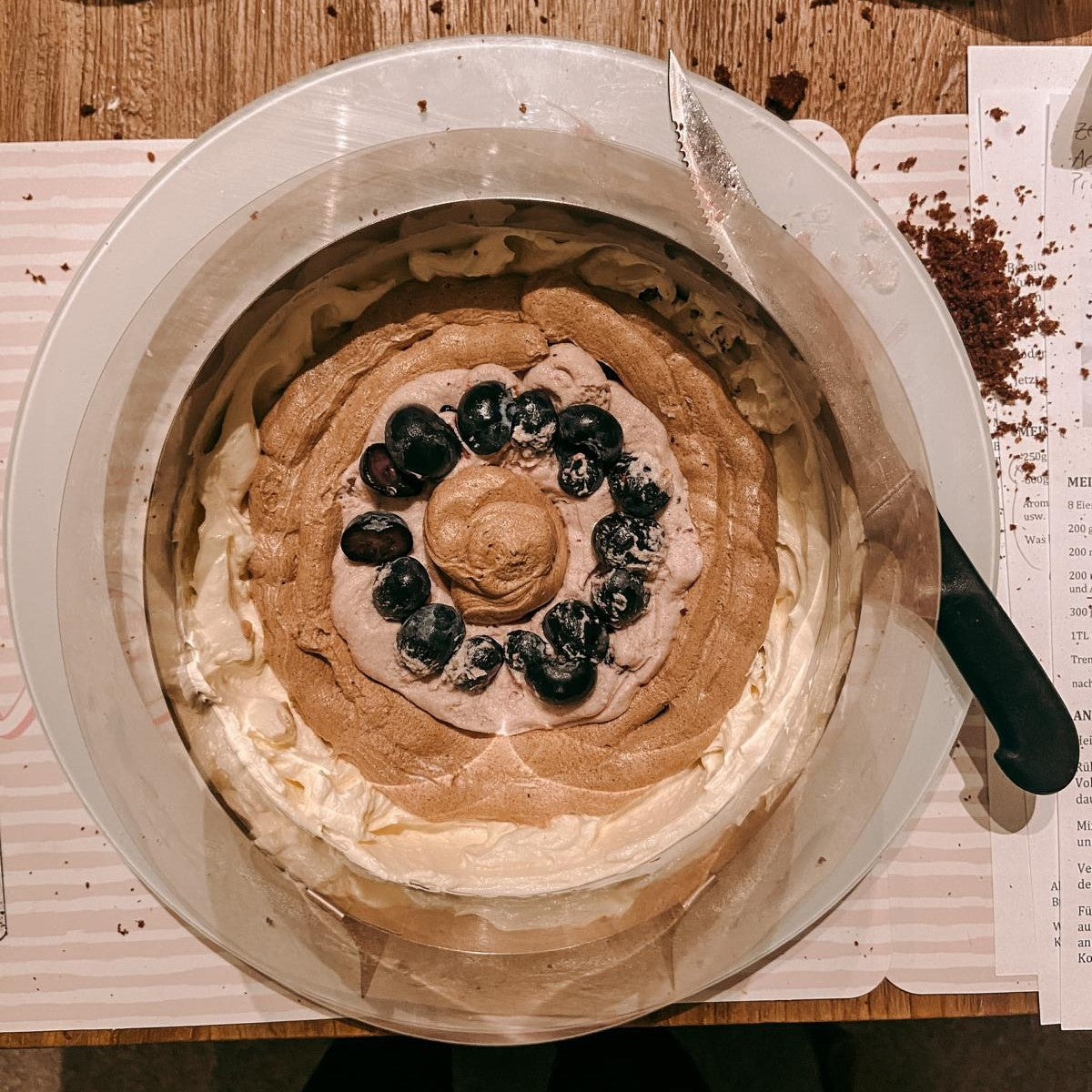 Fertiger Drip Cake von oben fotografiert – DIY Torten dekorieren Workshop.