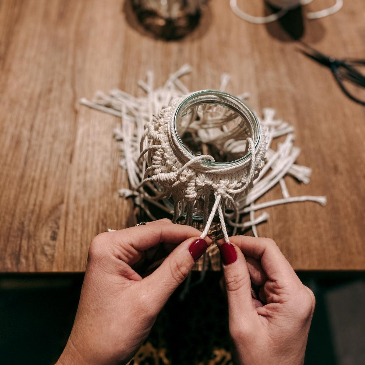 Hand knotet Makramee am Glas – kreativer Boho Workshop für handgemachte Lichtgläser.