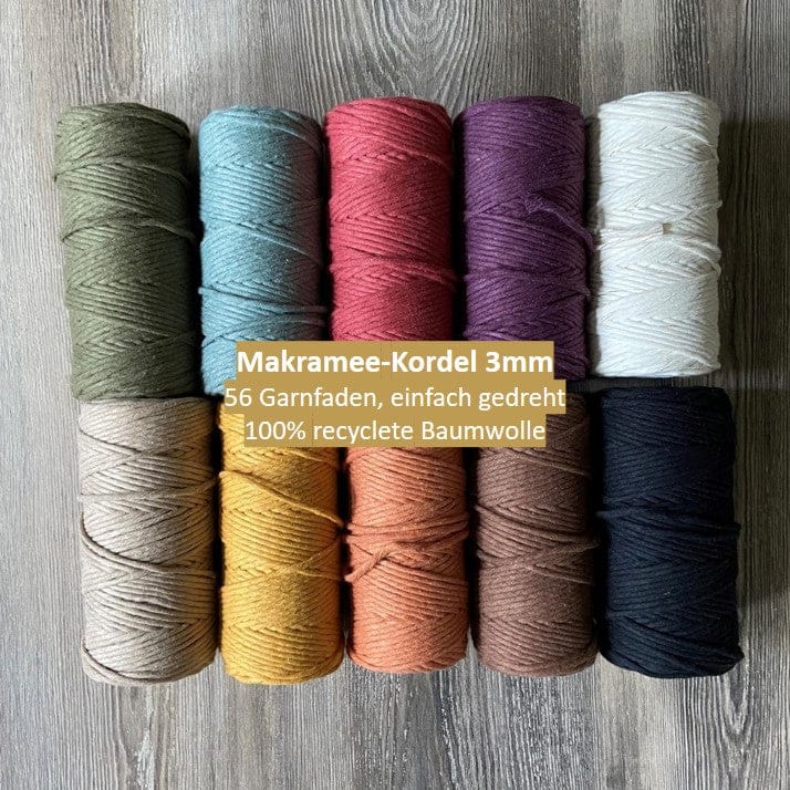 Verschiedene Makramee Kordeln in bunten Farben für Ring-Wandbehänge ausgebreitet.