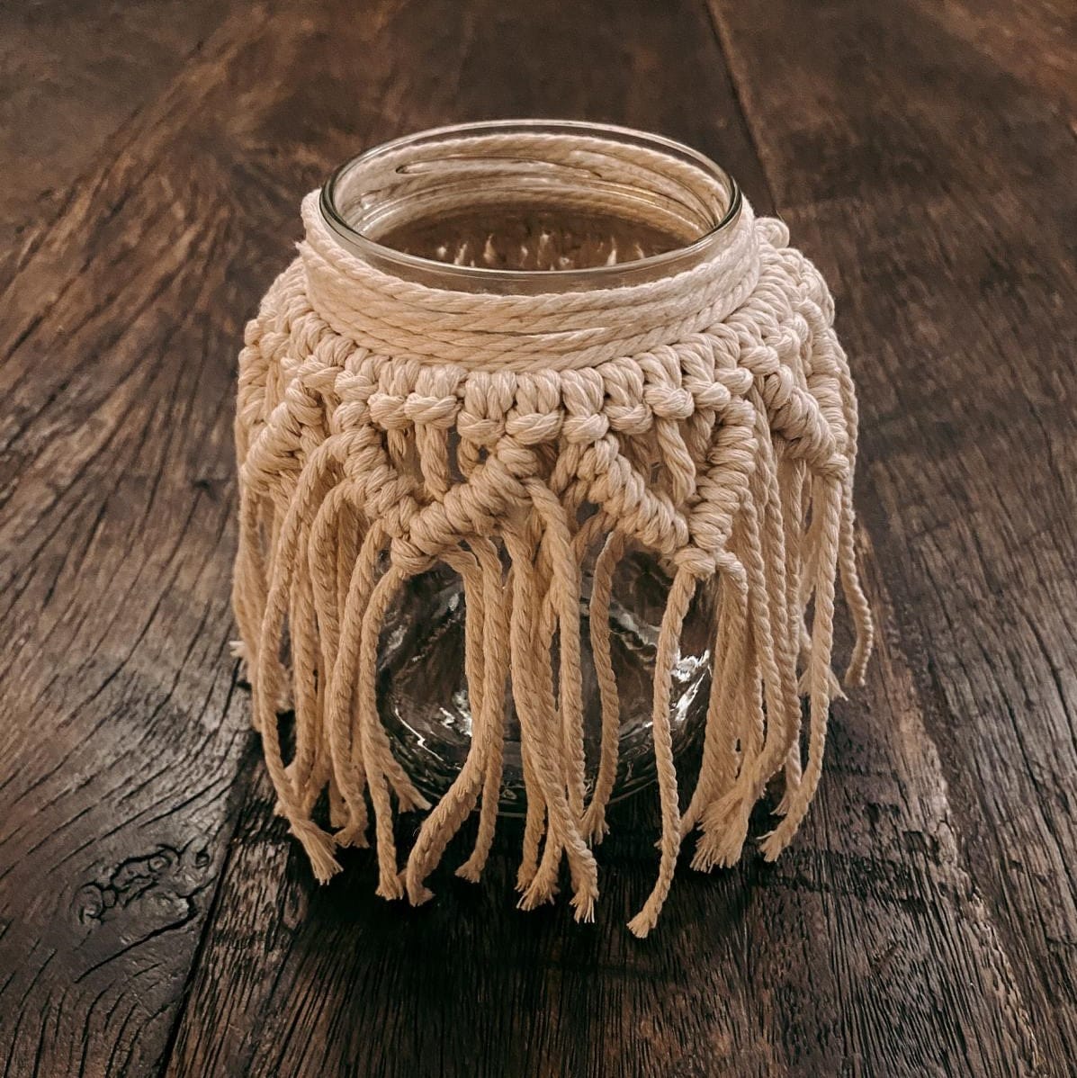 fertige Makramee Lichter auf Tisch, unbeleuchtet, aus 100% recycelter Baumwolle.