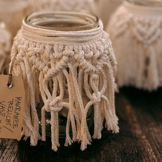 Makramee Glaslicht im Fokus, Dekoration aus recycelter Baumwolle, stilvoll für Wohnräume.