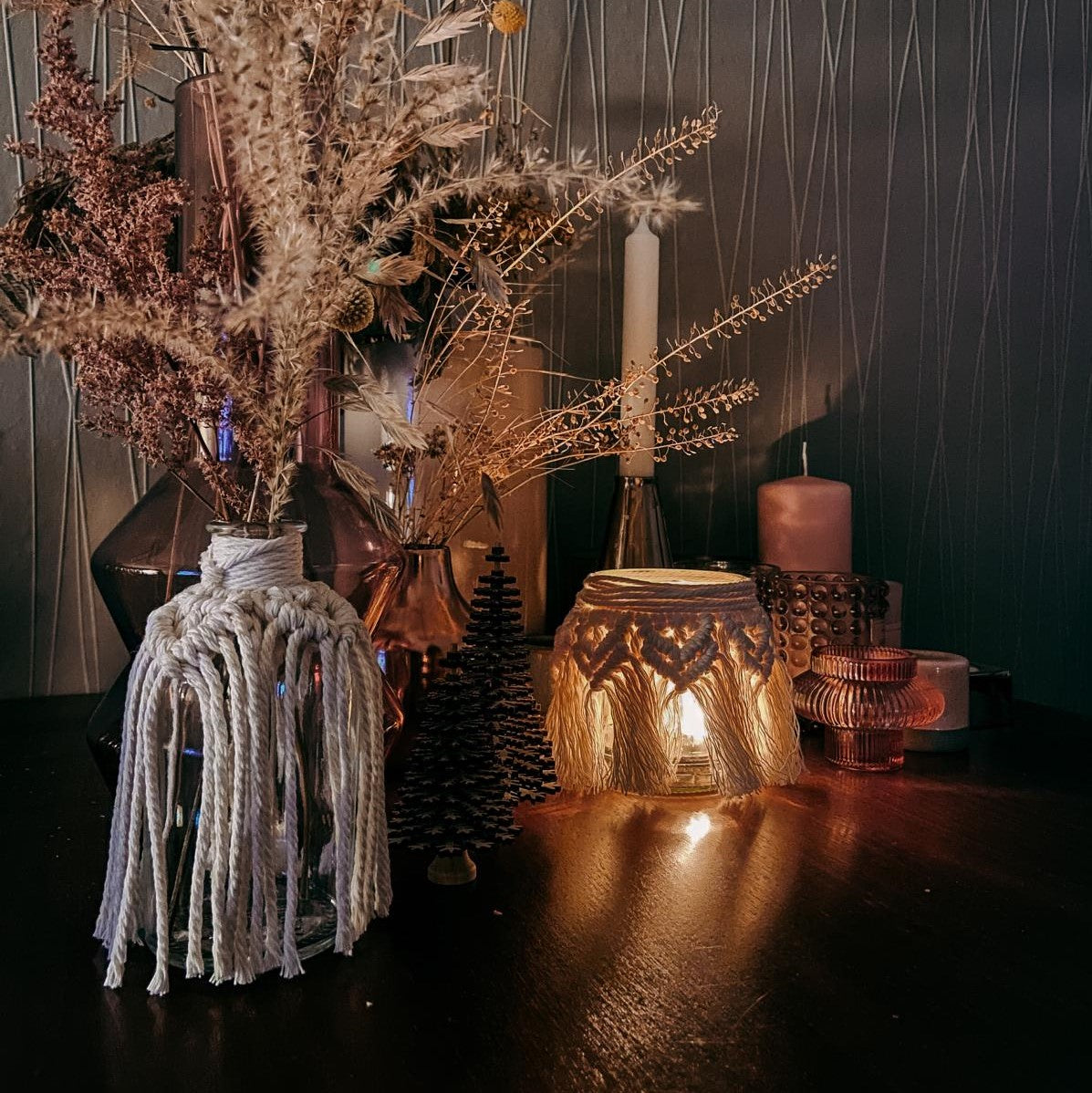 Nahaufnahme von Makramee Mini Vasen mit dreifach gedrehter Kordel, handgefertigt.