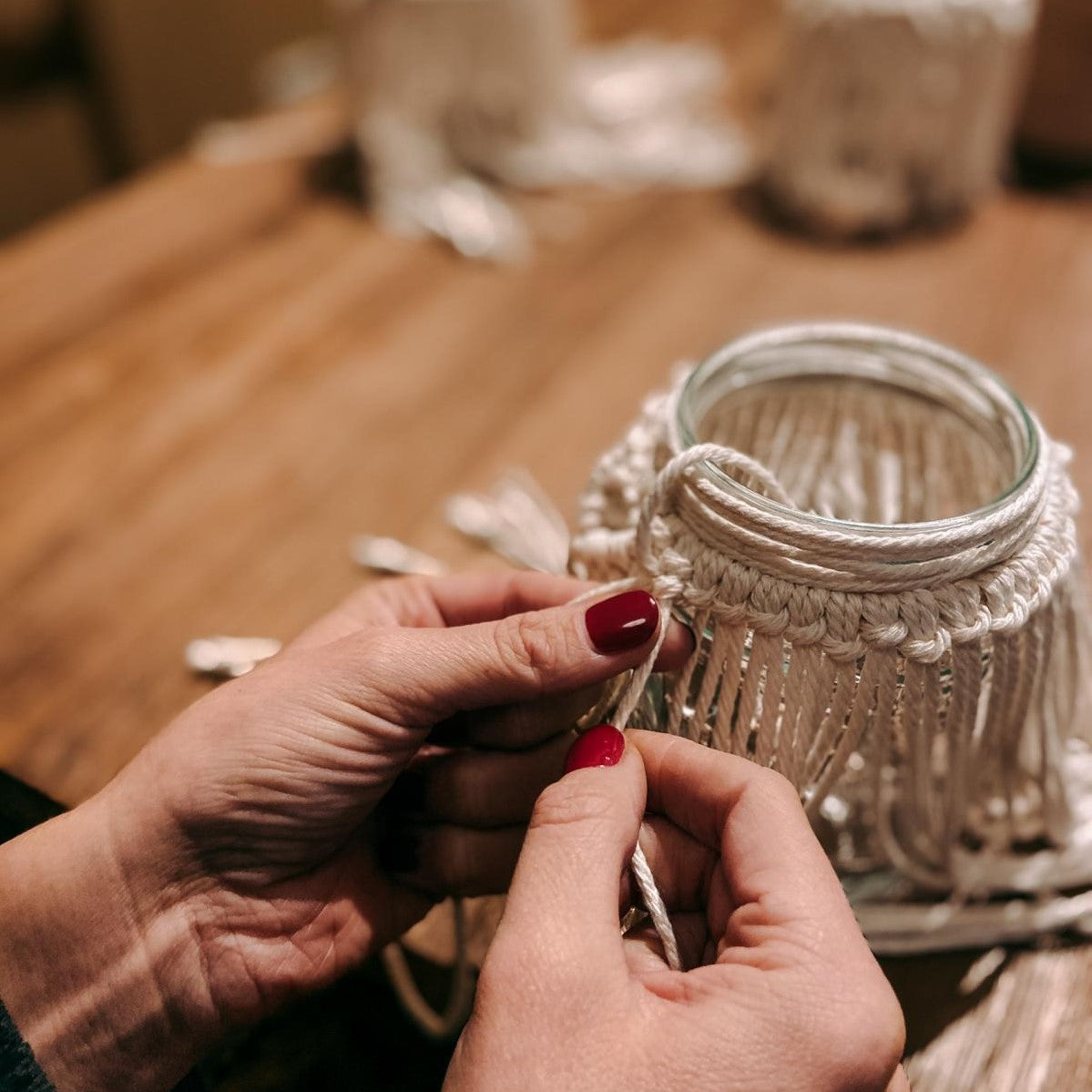 Hand flechtet Makramee um Glas – DIY Workshop für handgemachte Boho Lichter aus Garn.