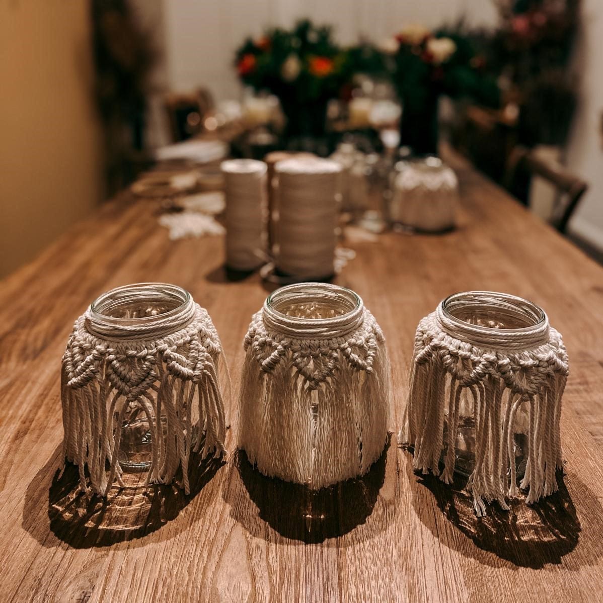 Drei fertige Makramee-Gläser auf Tisch – DIY Workshop für Boho-Stil und Dekoideen