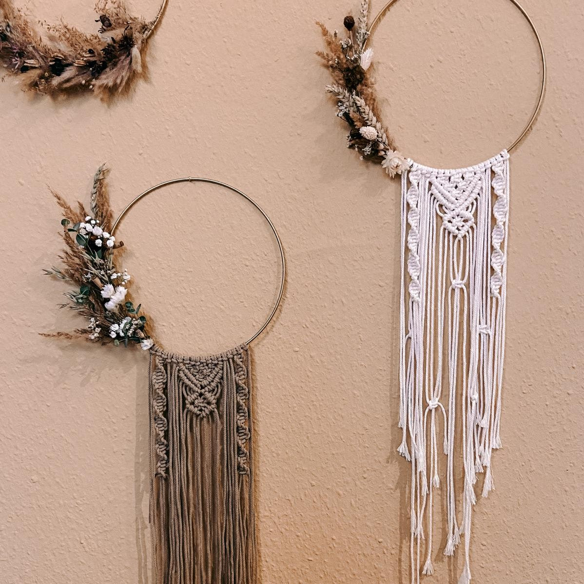 Zwei fertige Makramee Ringe mit Blumen an Wand – Boho-Deko für Zuhause.