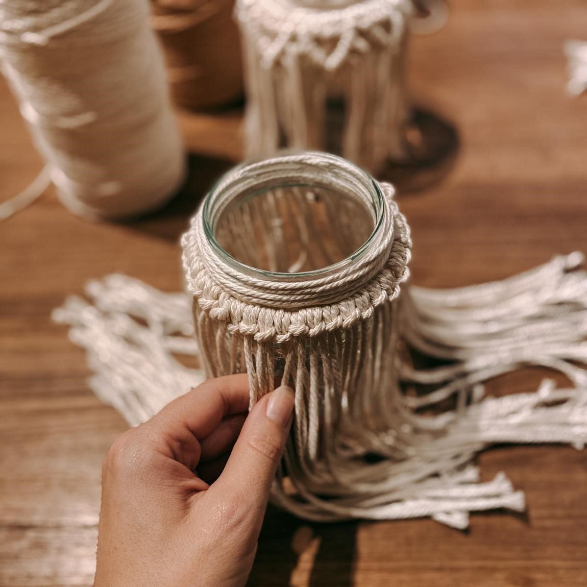 Hand knotet Makramee an Glas – Schritt-für-Schritt Boho Deko Anleitung.
