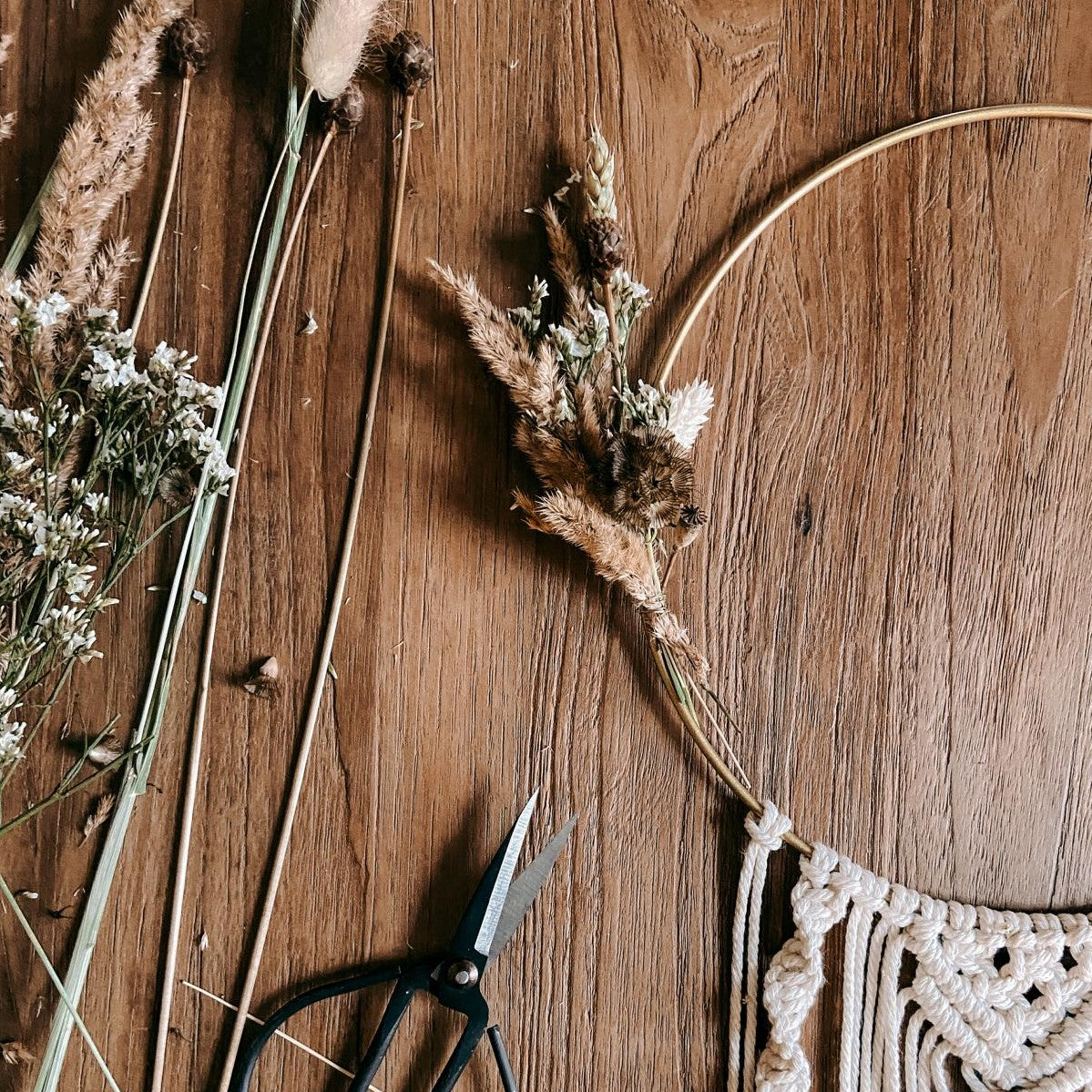 Nahaufnahme Makramee Ring mit Schere und Trockenblume auf Tisch – Workshop Details.