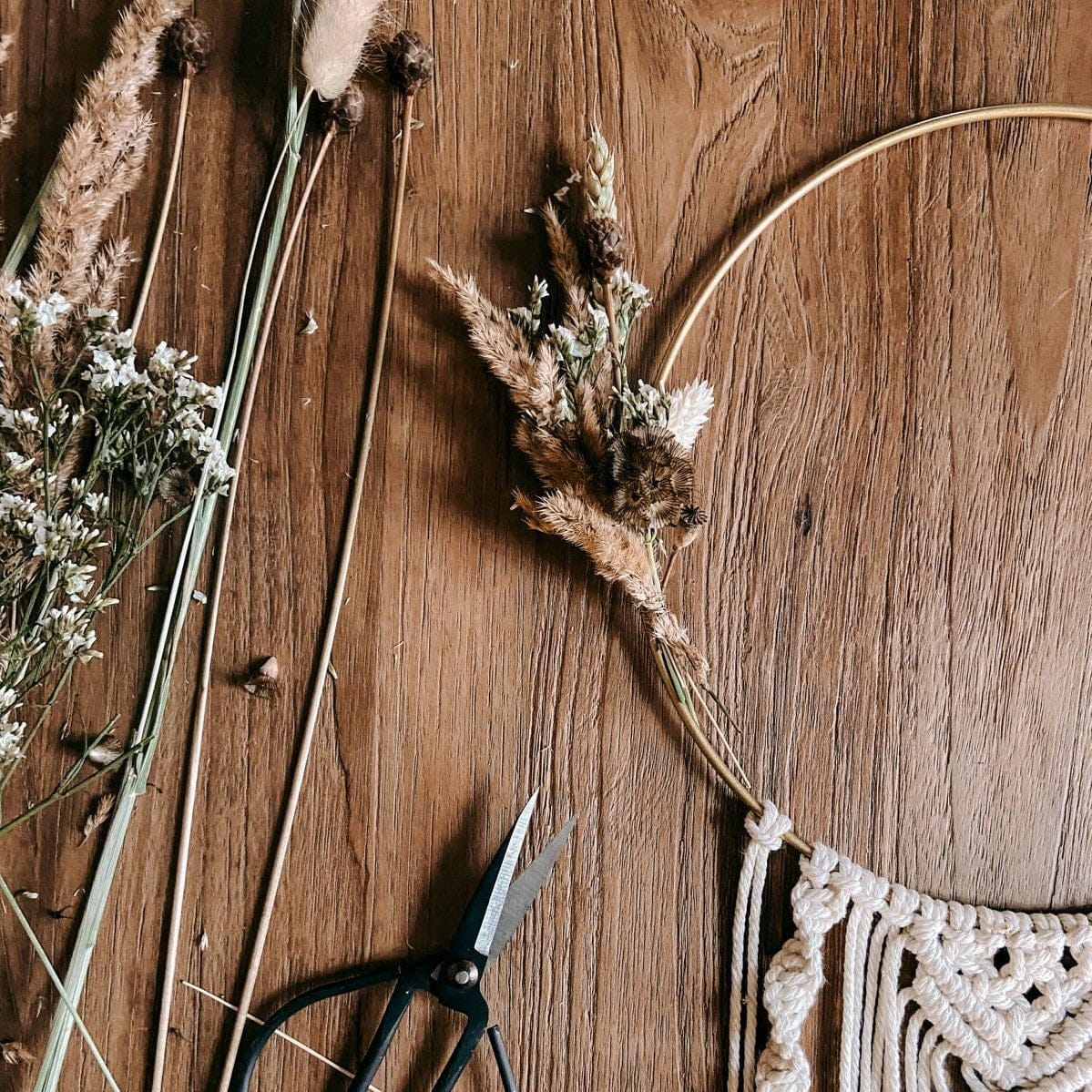Nahaufnahme Makramee Ring mit Schere und Trockenblume auf Tisch – Workshop Details.