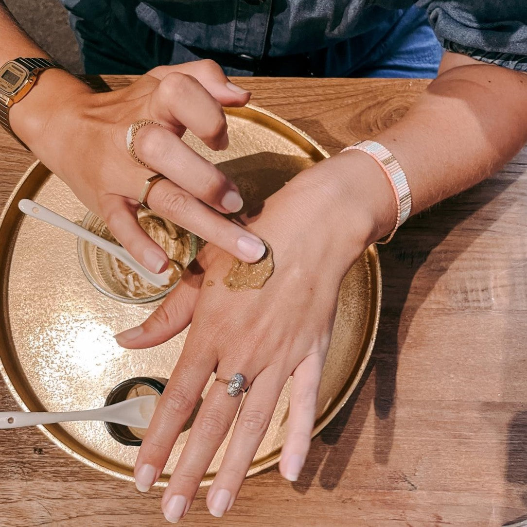 Zwei Hände tragen etwas Maske auf eine Hand auf – vegane DIY Gesichtspflege.