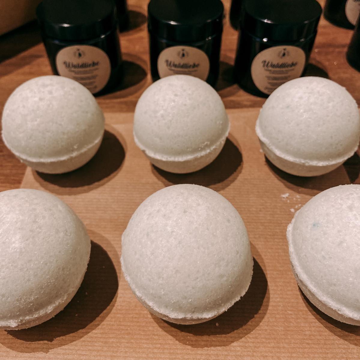 Sechs vegane Badekugeln „Waldliebe“ aufgereiht – natürliche Pflege mit ätherischen Waldölen.