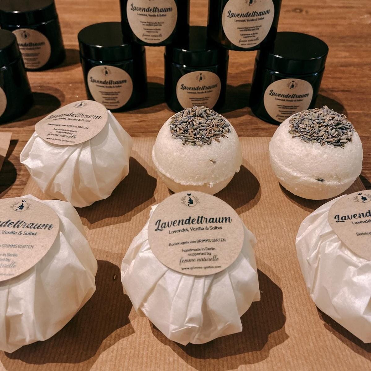 Verpackte Badekugeln „Lavendeltraum“ – natürliche, vegane Pflege mit beruhigendem Lavendelduft.