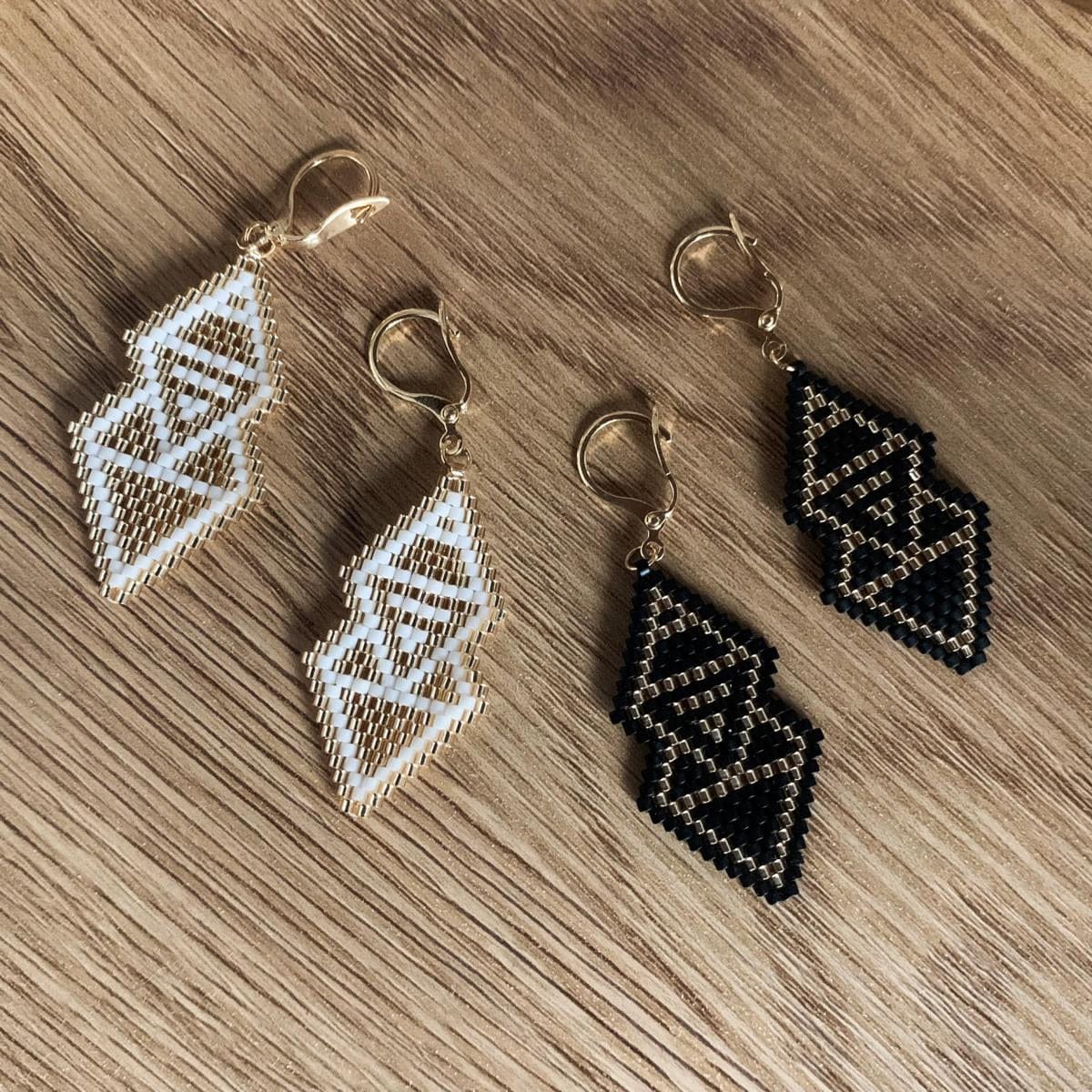 Schlichte Boho-Ohrhänger weiß und schwarz aus hochwertigen Miyuki-Perlen, handgemacht, Metallteile vergoldet.