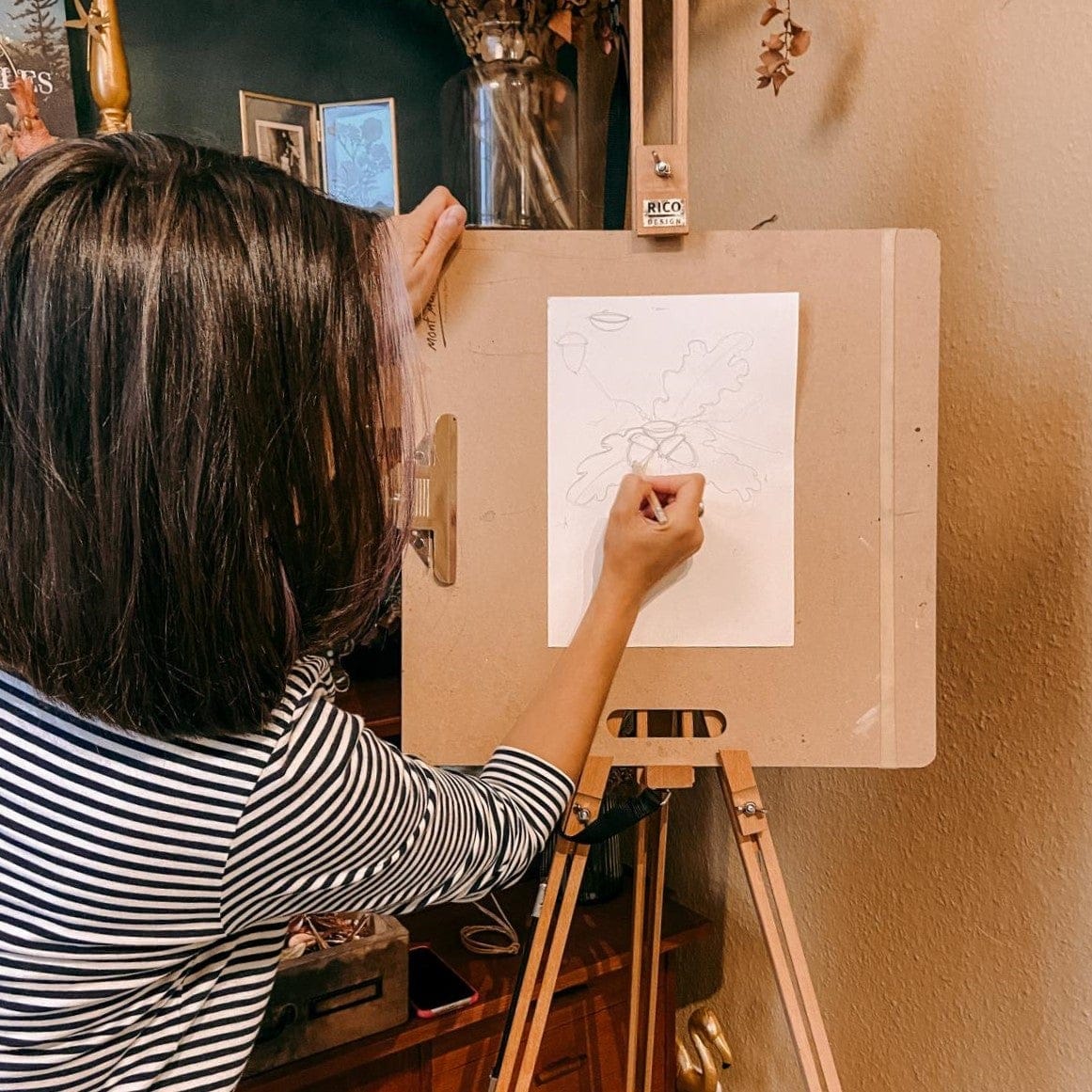 Frau malt auf Blatt an Stativ – entspannter Aquarell Workshop