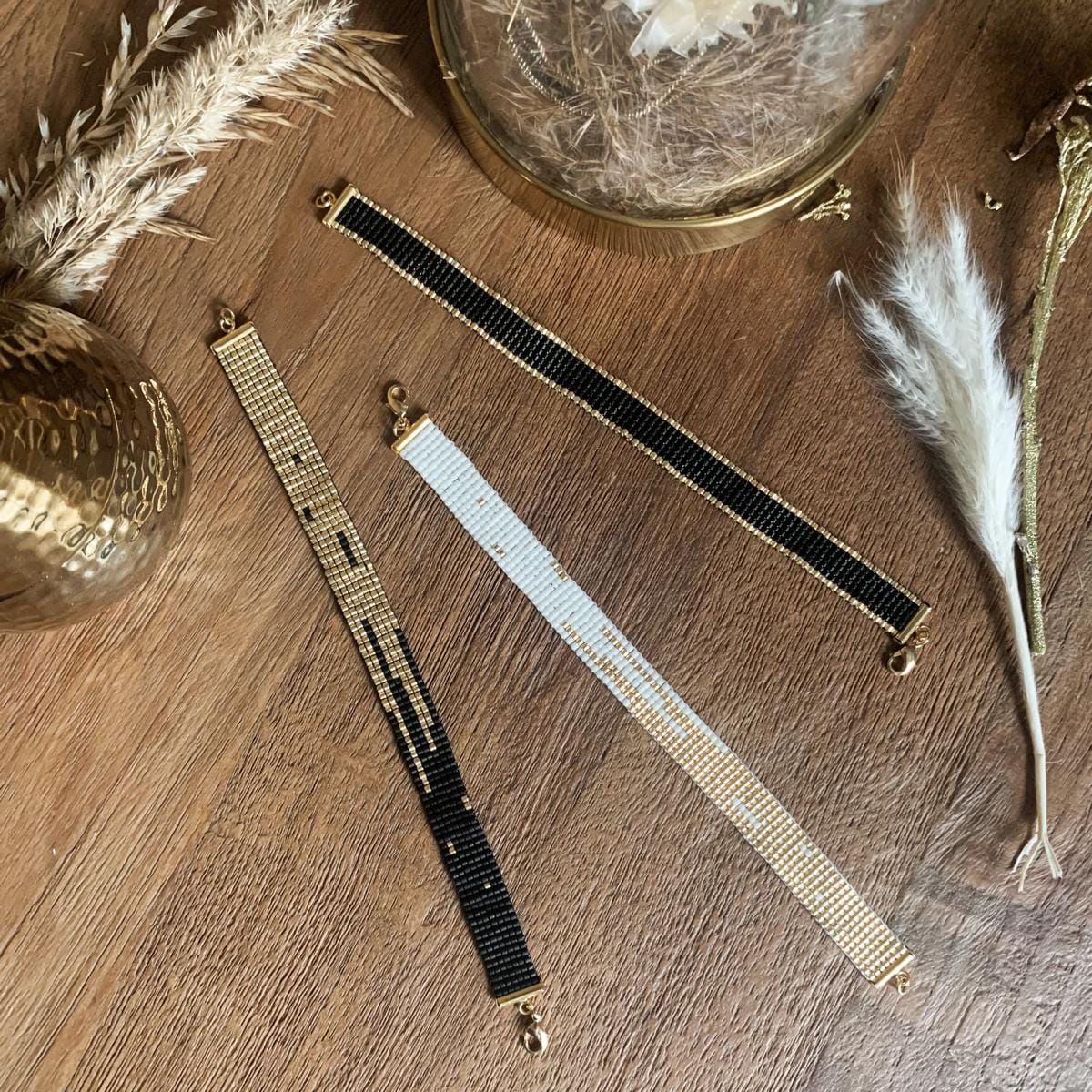 Handgefertigtes Perlenschmuck-Armband aus japanischen Miyukiperlen in Schwarz-Gold und Weiß-Gold.