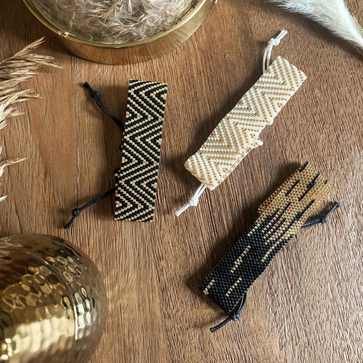 Breites Perlenschmuck Armband aus hochwertigen Miyuki-Perlen in Gold, Schwarz und Weiß, handgefertigt.