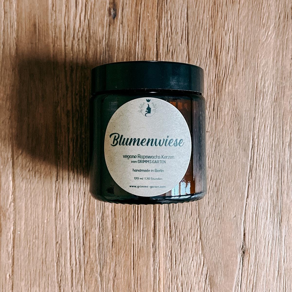 Duftkerze „Blumenwiese“ vegan mit Deckel – ideal für entspannende Atmosphäre zuhause.