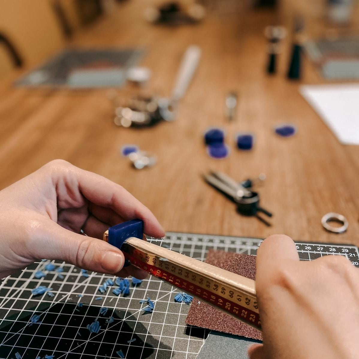Zwei Hände arbeiten an Ringgröße – DIY Ring Workshop, Ring anpassen, individuelles Schmuckdesign.