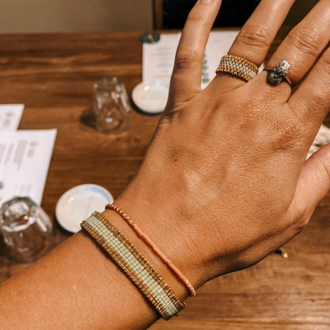 Nahaufnahme eines fertigen Miyuki Perlenarmbands – DIY Schmuck Workshop, Perlen Design