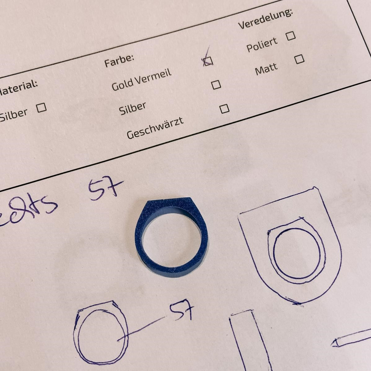 Zettel mit Plastikringform und verschiedenen Formen – DIY Ring Workshop, Lost-Wax-Technik, Schmuckgestaltung.