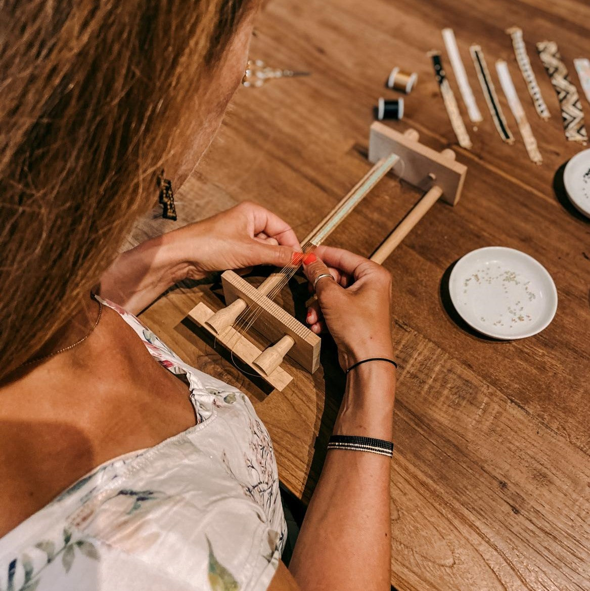 Frau erstellt Armband mit Perlen und Materialien – DIY Schmuckkurs, Miyuki Perlenarmband