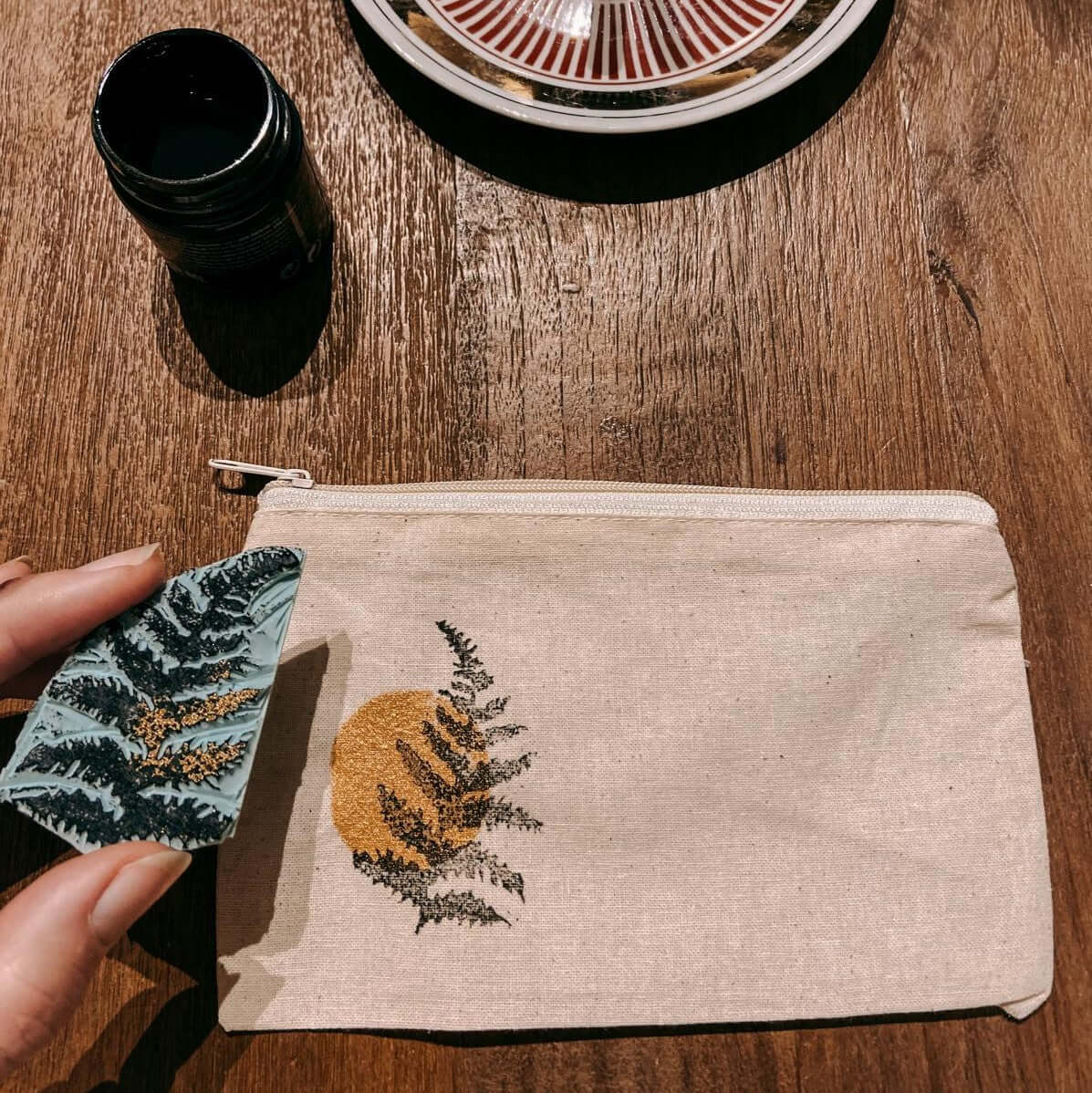 Blatt-Stempel und gestempeltes Blatt auf Stofftasche – stempel selber machen, textildruck workshop berlin, auch für Firmenevents.