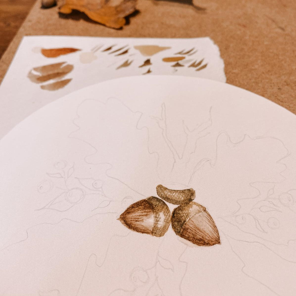 Angefangenes Herbstbild mit gemalten Eicheln – Aquarell Workshop für Einsteiger.