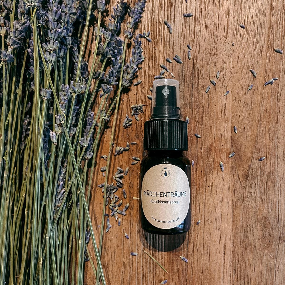 Kopfkissenspray „Märchenträume“ neben frischem Lavendel, natürliche Schlafhilfe mit Lavendelduft.