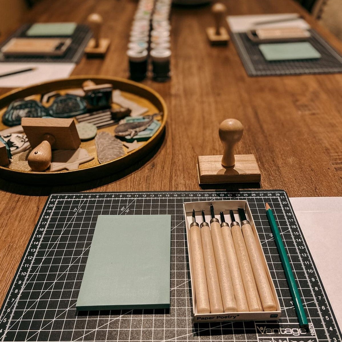 Materialien für Stempel Workshop auf Holztisch – stempel selber machen, textildruck, kreativ workshop berlin, auch für Firmenevents.