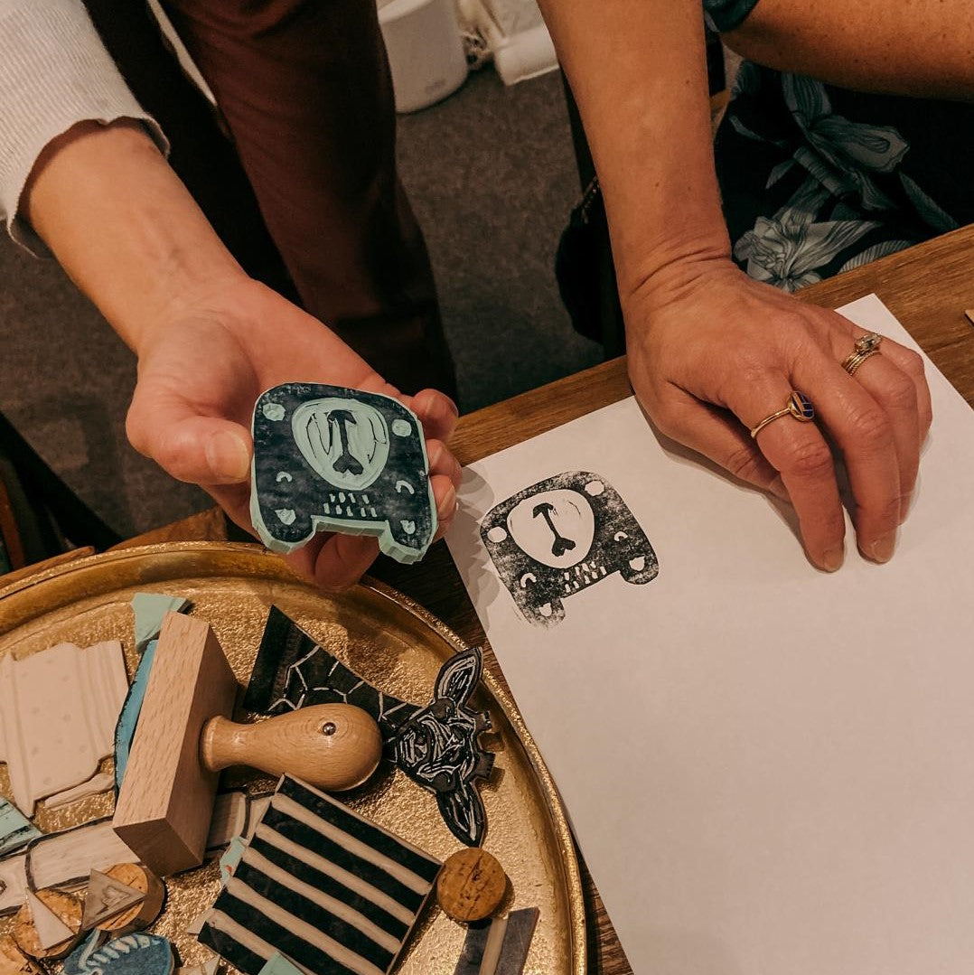 Bären-Stempel druckt Motiv auf Papier, Materialien daneben – diy stempel workshop, drucken lernen, handmade, auch für Firmenevents.