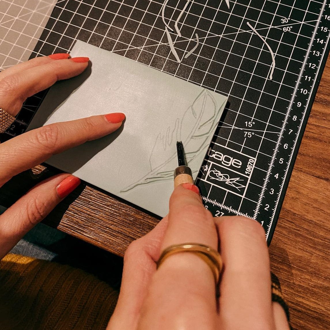 Zwei Hände schnitzen Blattform aus Gummi – stempel schnitzen, druck workshop, handmade, auch für Firmenevents.