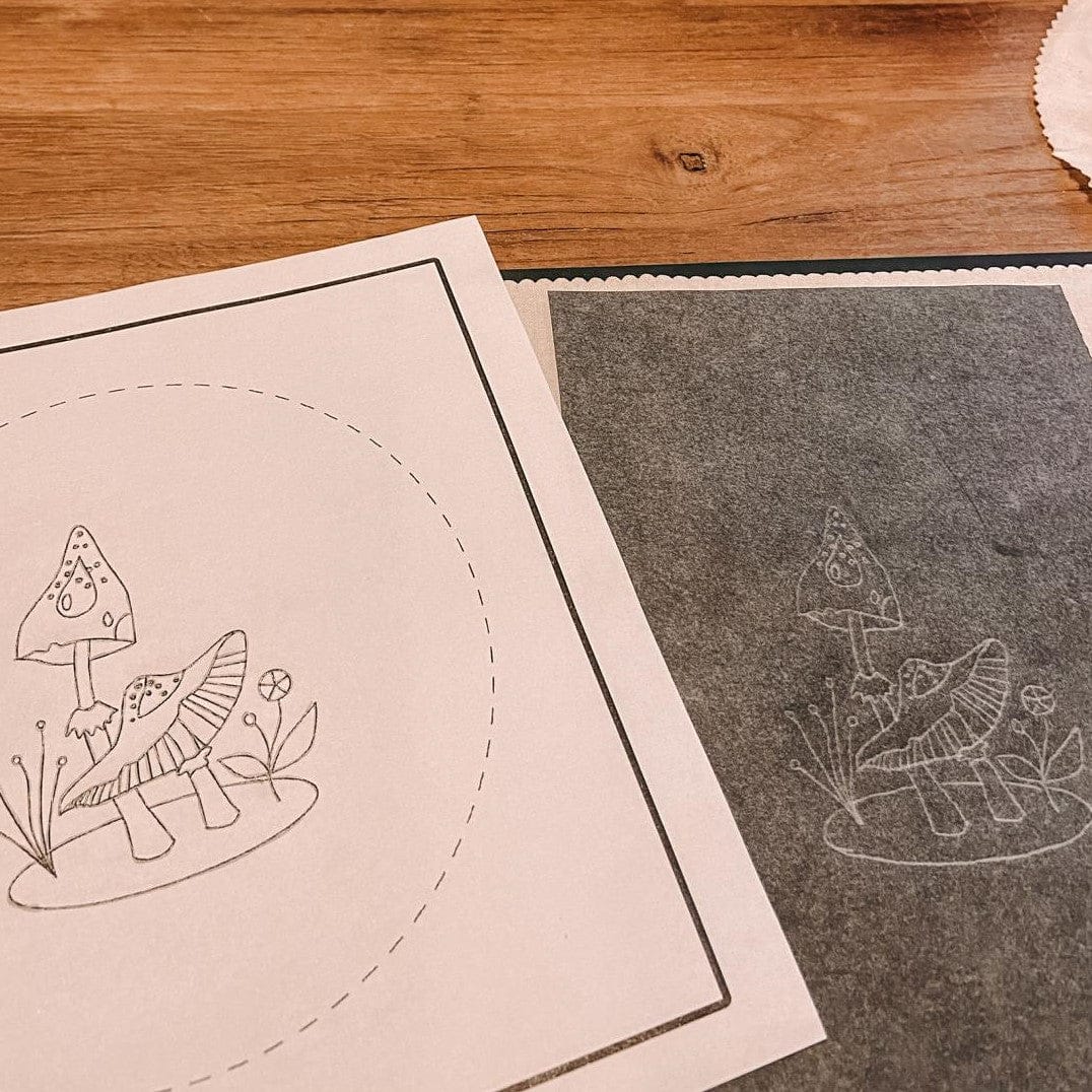 Pilzform auf Blatt Papier aufgezeichnet – Vorlage für Stickworkshop Pilzmotiv.