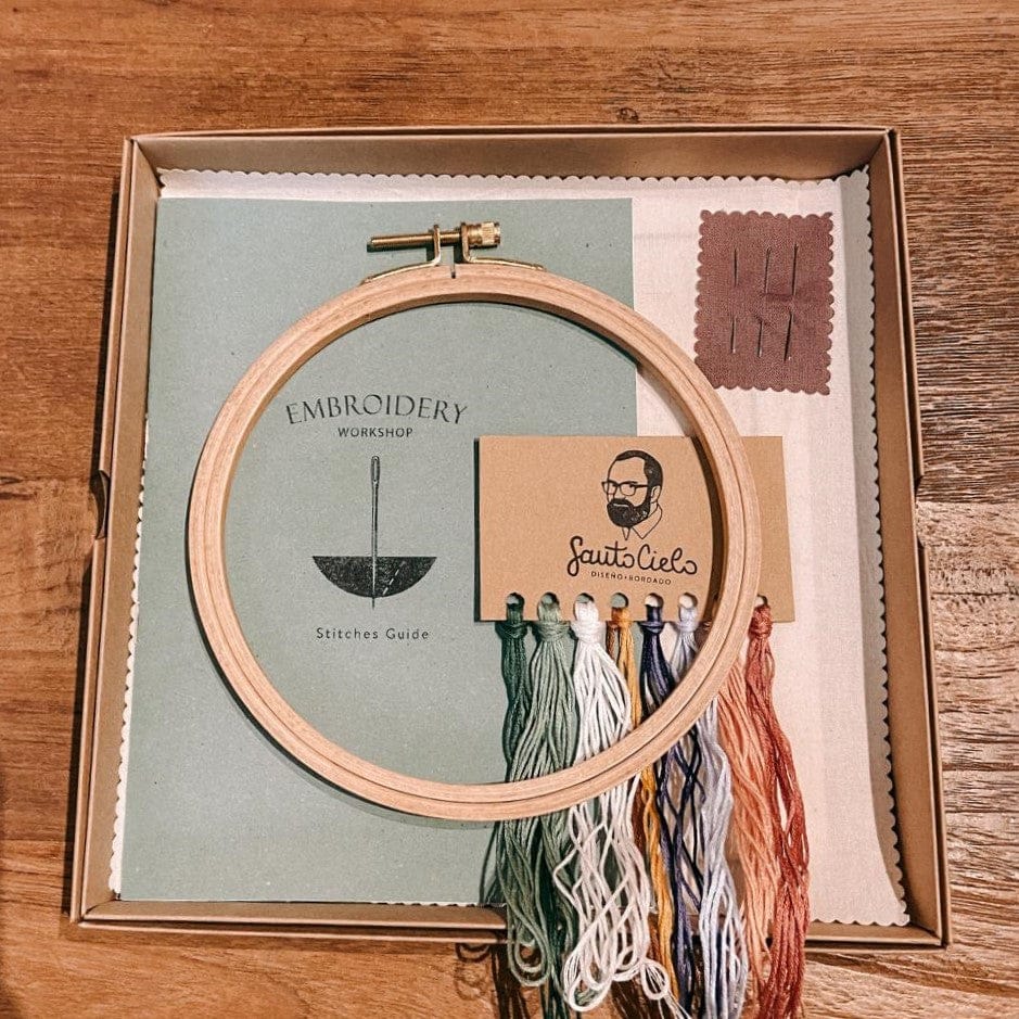 Stickring mit Garn und Nadel im Holzkästchen – Workshop für Pilzmotiv.