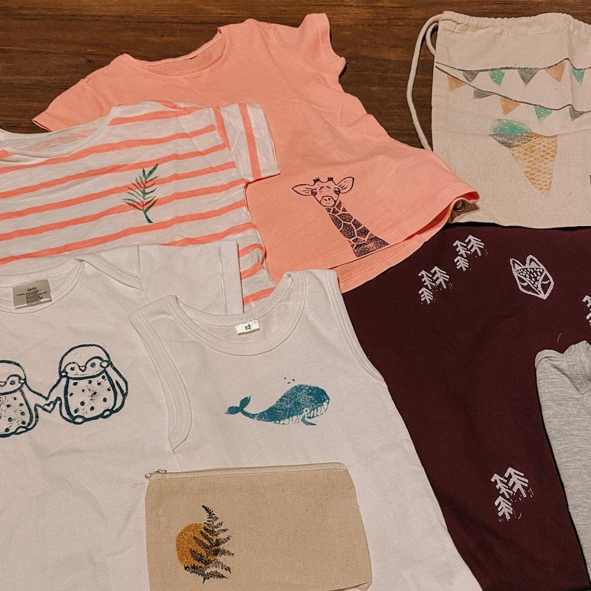 Kleidung und Stofftaschen mit gestempelten Designs – textildruck berlin, stempel workshop, stoff bedrucken, auch für Firmenevents.