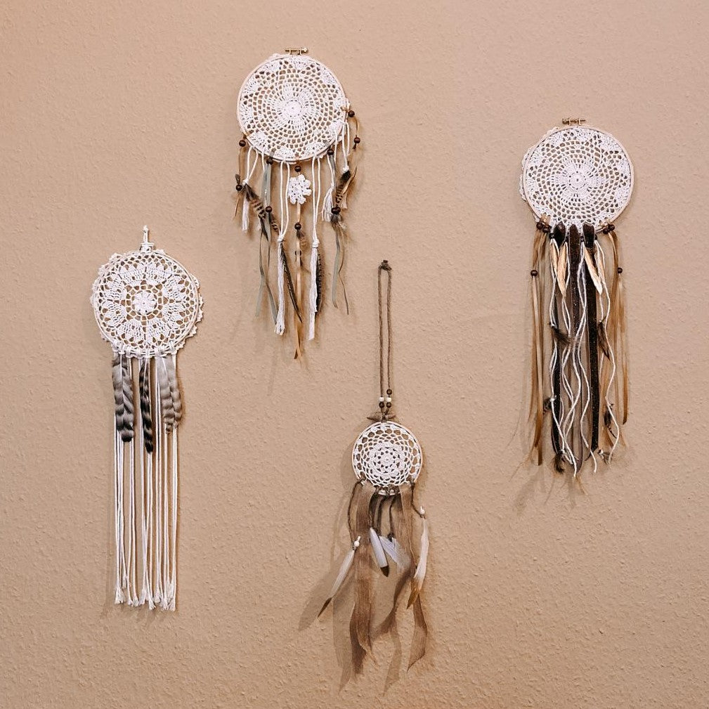 Vier Traumfänger an Wand – fertige Boho Dekoideen aus Workshop.