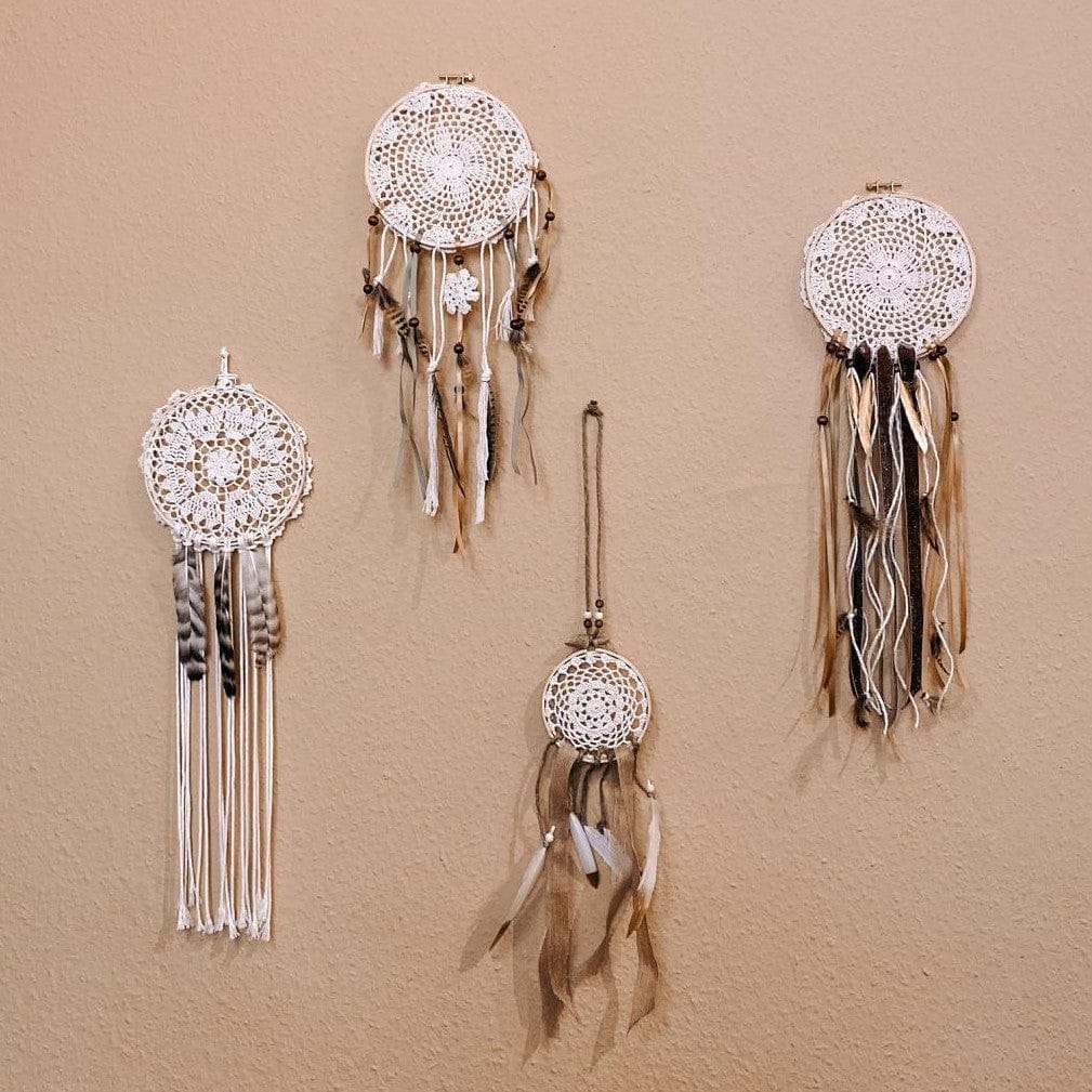 Vier Traumfänger an Wand – fertige Boho Dekoideen aus Workshop.