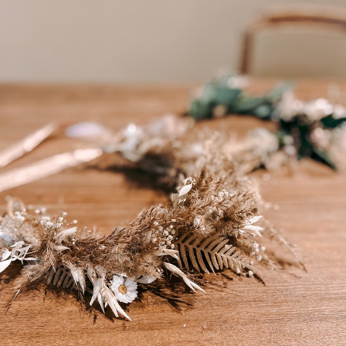 Nahaufnahme fertiger Blumenkrone auf Holztisch – diy blumenkranz, flower crown, boho kranz selber machen