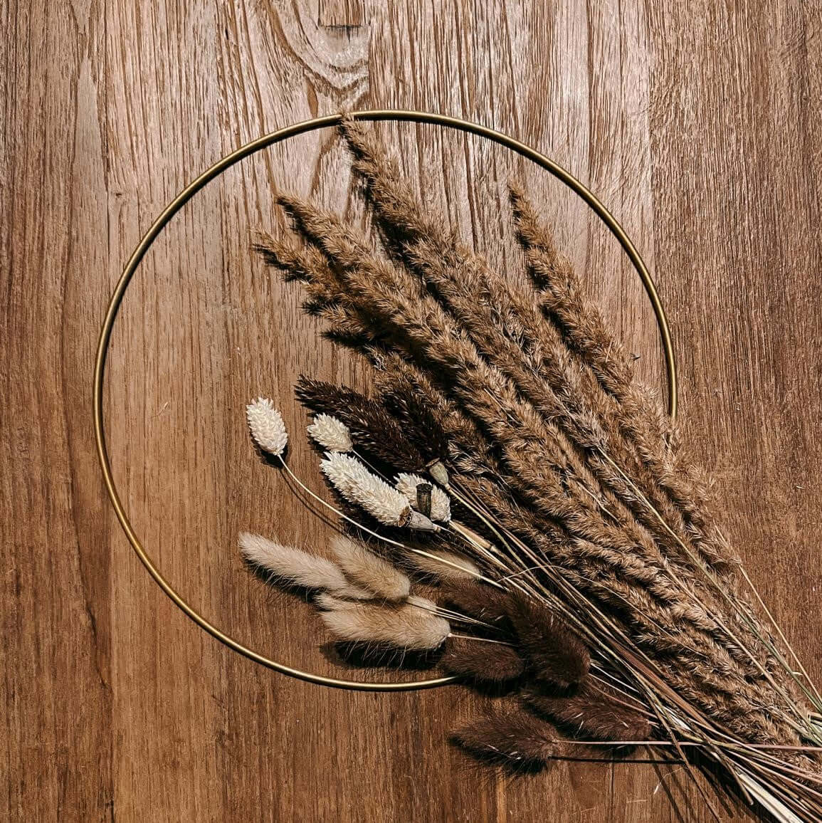 Goldener Ring mit Trockenblumen aus der DIY Box Feldliebe – elegante Wanddeko in Naturfarben.