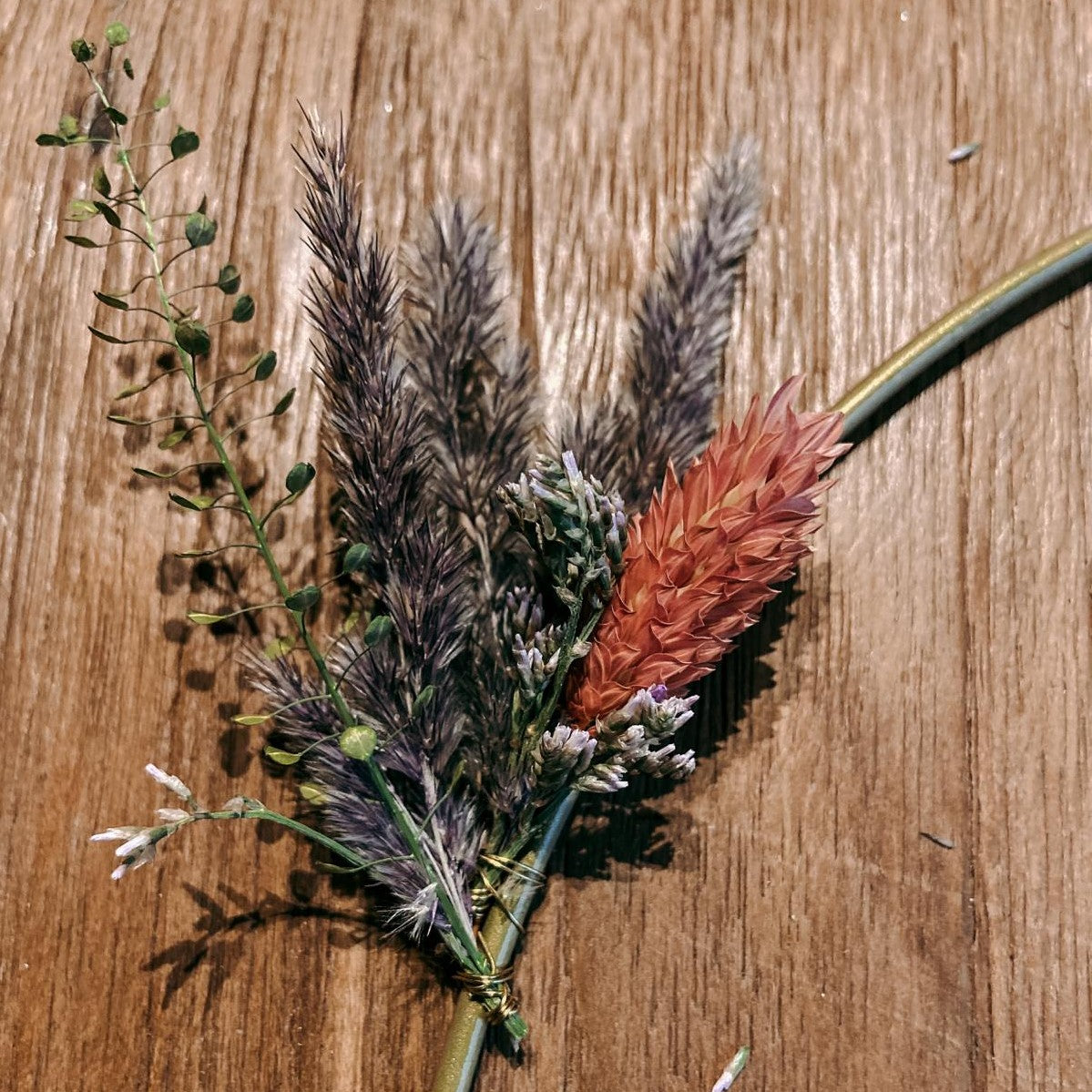 Nahaufnahme zarter Trockenblumen in Lachs- und Fliedertönen – DIY Bastelset „Lachsflieder“.