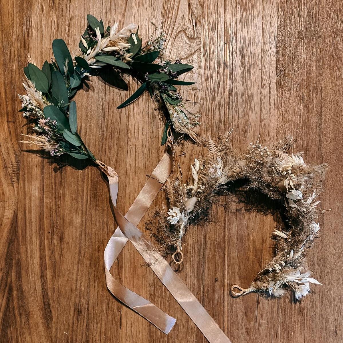 Zwei fertige Blumenkränze auf Holztisch in bunten Farben – diy flower crown, blumenkrone workshop