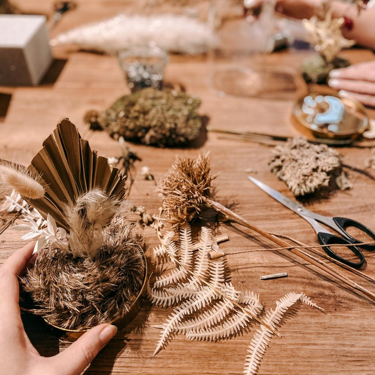 Gestaltung Glasglocke mit beigen Blumen – nachhaltige Boho Dekoration, DIY Workshop.