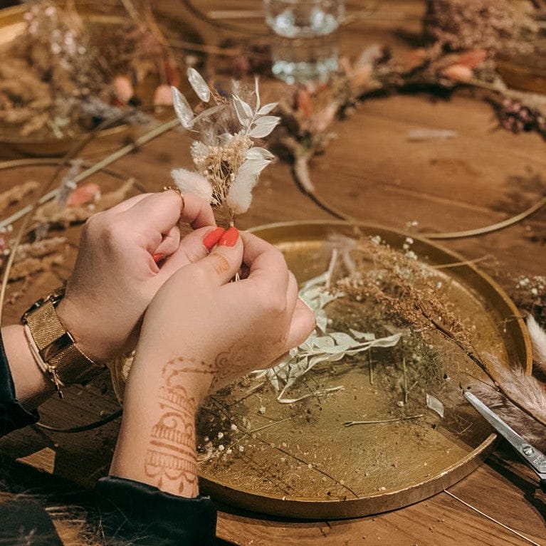 Zwei Hände halten Auswahl weißer und beiger Trockenblumen – Trockenblumen Workshop, DIY, JGA.