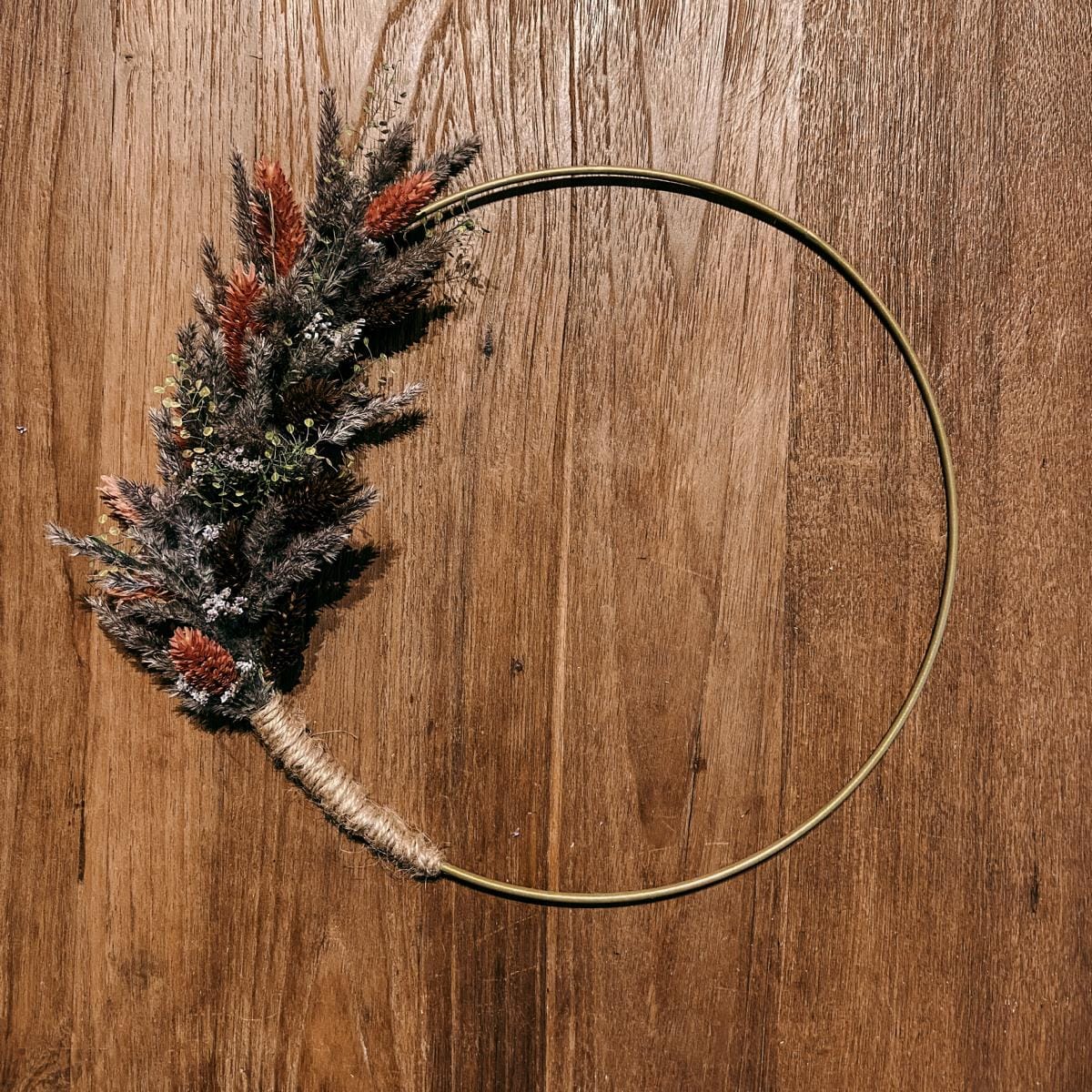 Fertiger Trockenblumen Ring „Lachsflieder“ auf Tisch – natürliche DIY Deko zum Aufhängen.