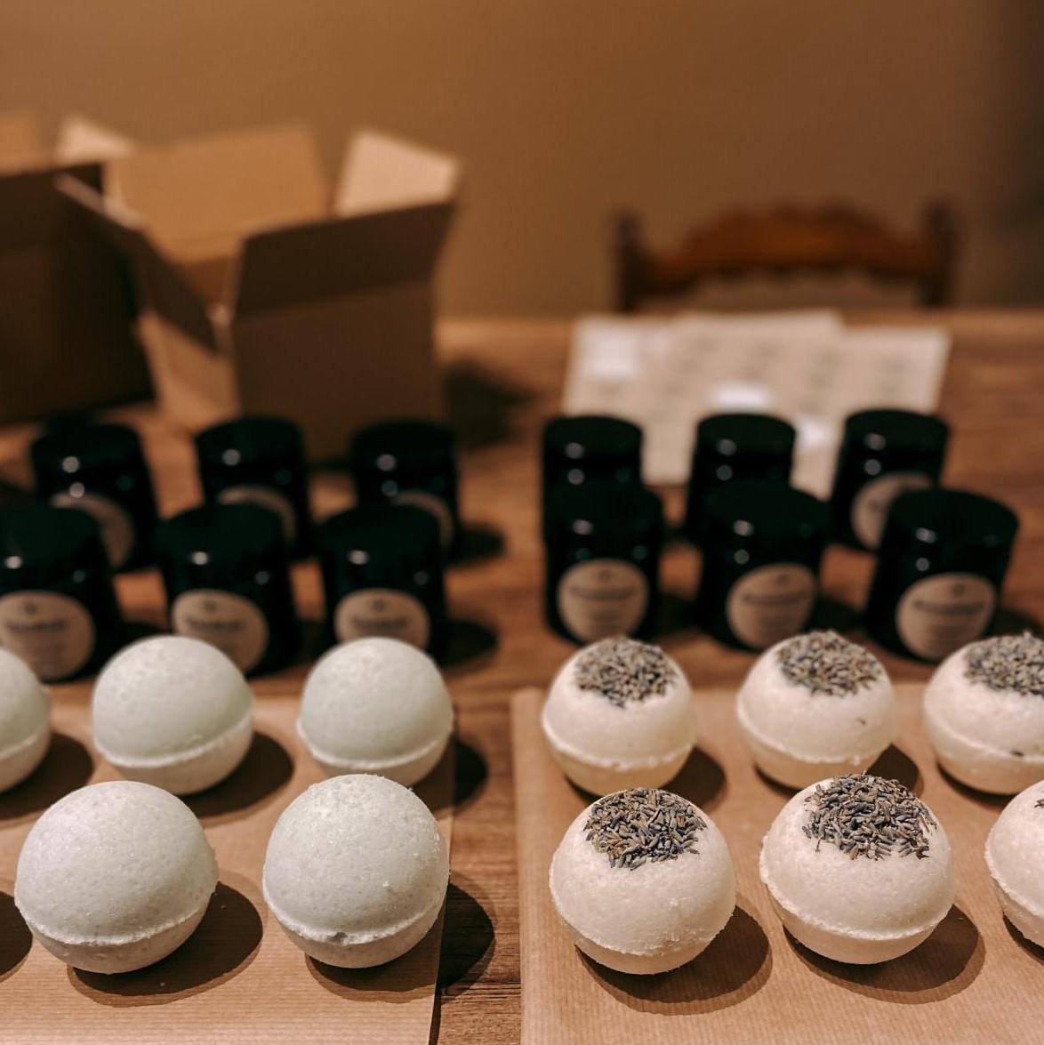 Sechs vegane Badekugeln „Lavendeltraum“ aufgereiht – wohltuendes Lavendelbad, handgemacht in Berlin.