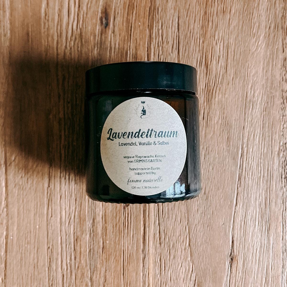 Duftkerze „Lavendeltraum“ mit Holzdeckel, natürliche vegane Kerze mit ätherischem Lavendelöl von Grimms Garten.