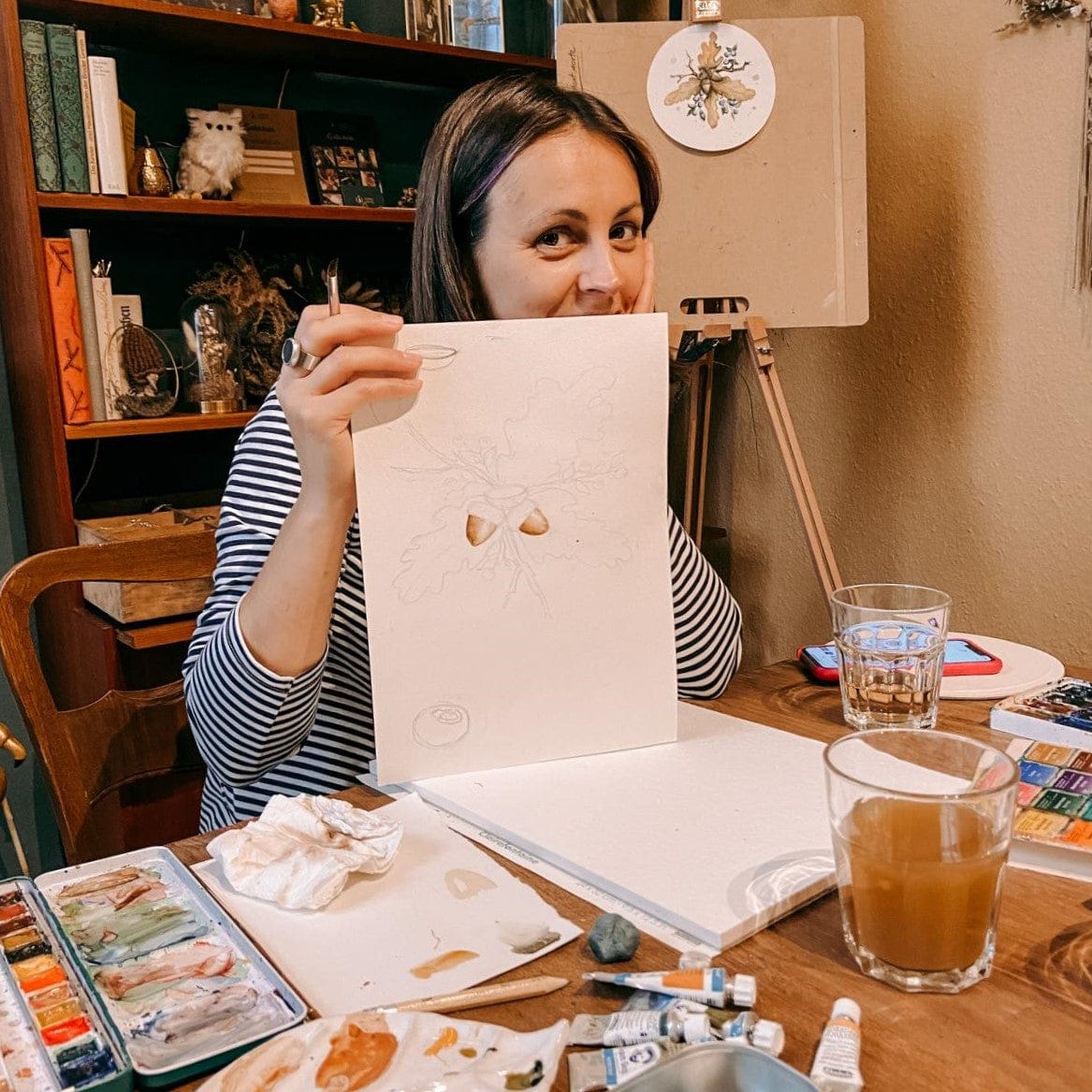 Frau zeigt begonnenes Aquarellbild – Herbstliches Motiv mit Anleitung.