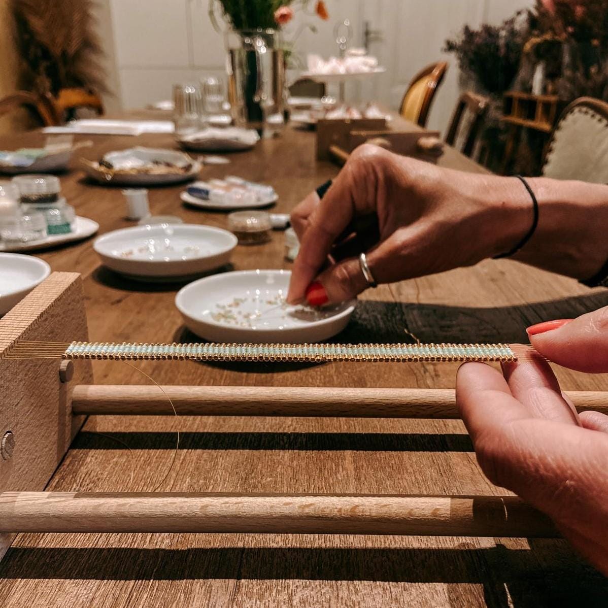 Fast fertiges Armband, Hände fädeln weitere Perlen – Miyuki Perlen, DIY Schmuckkurs