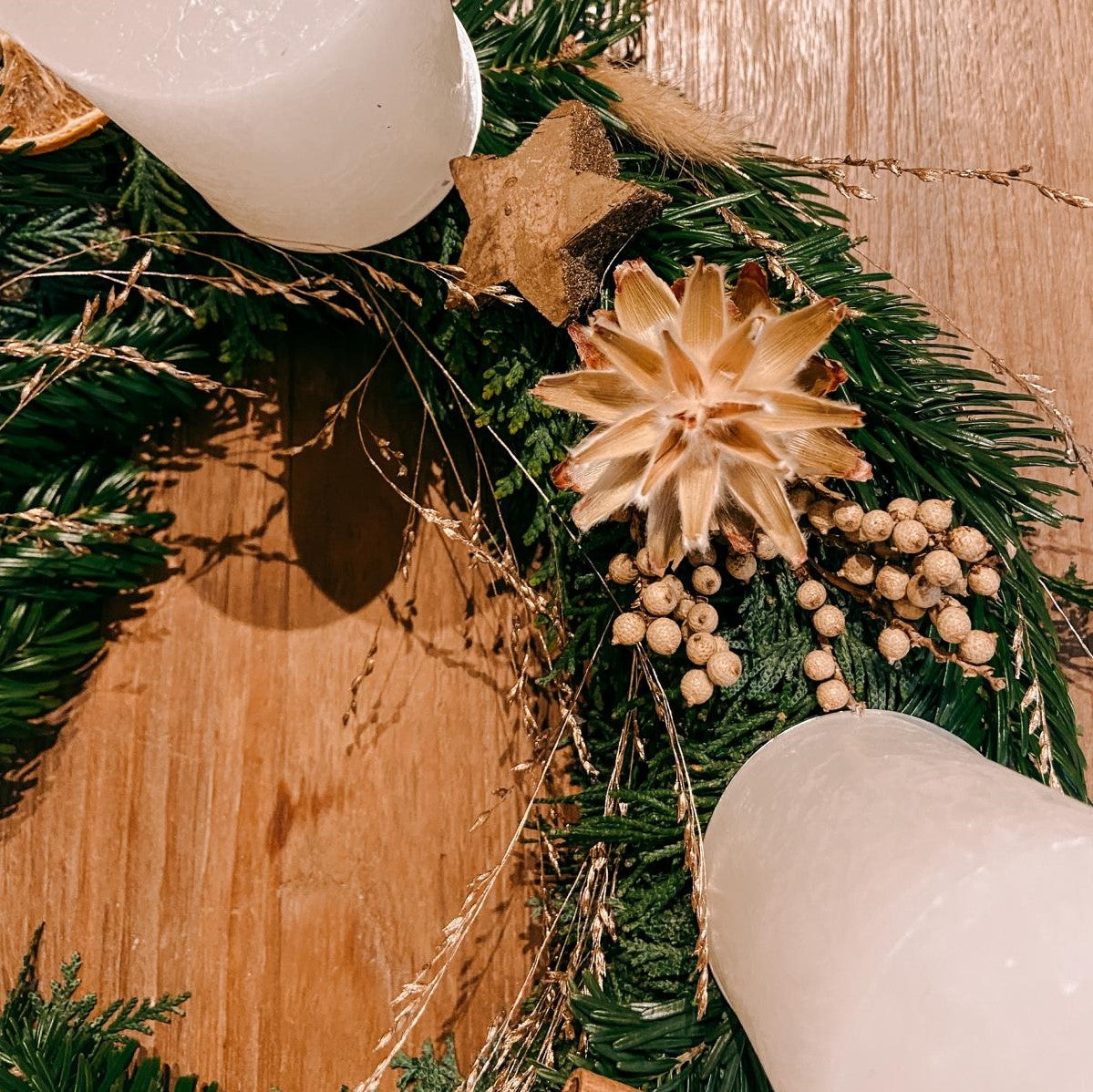 Geöffneter Tannenzapfen und Holzstern auf Adventskranz – natürliche Weihnachtsdeko DIY Box Gretel.