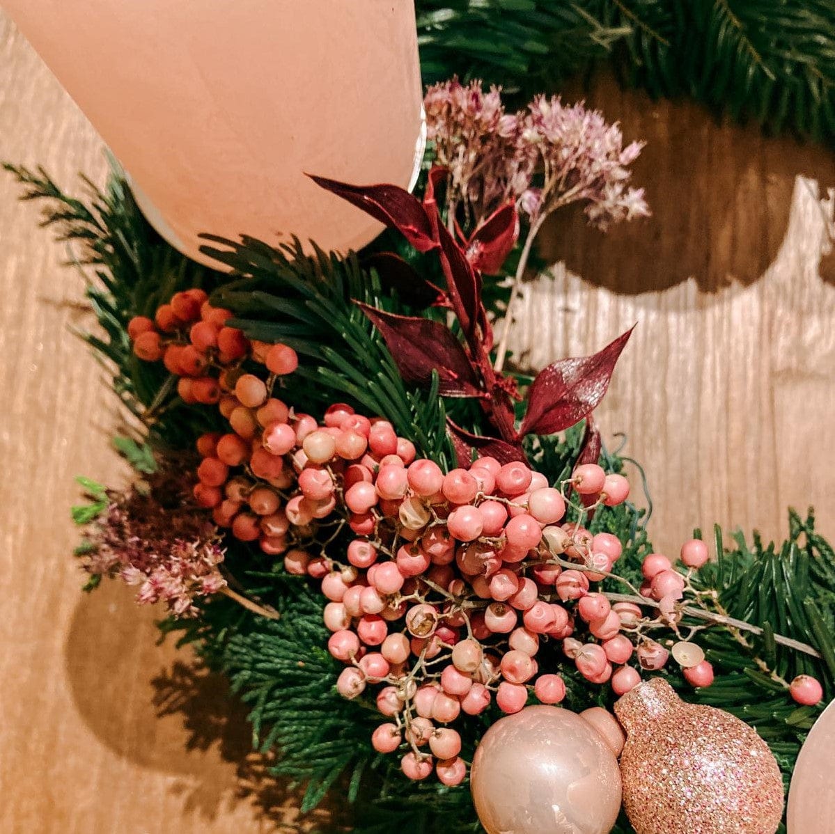 Fokus auf rosa Vogelbeeren und goldene Deko – weihnachtlicher Kranz aus DIY Box Rosenrot.