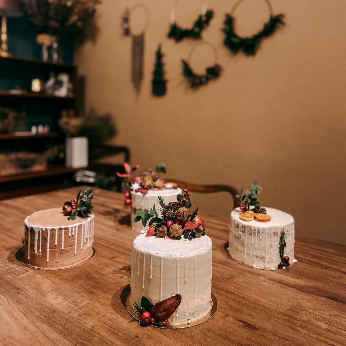 Vier fertige Drip Cakes auf Tisch – DIY Torten dekorieren Workshop.