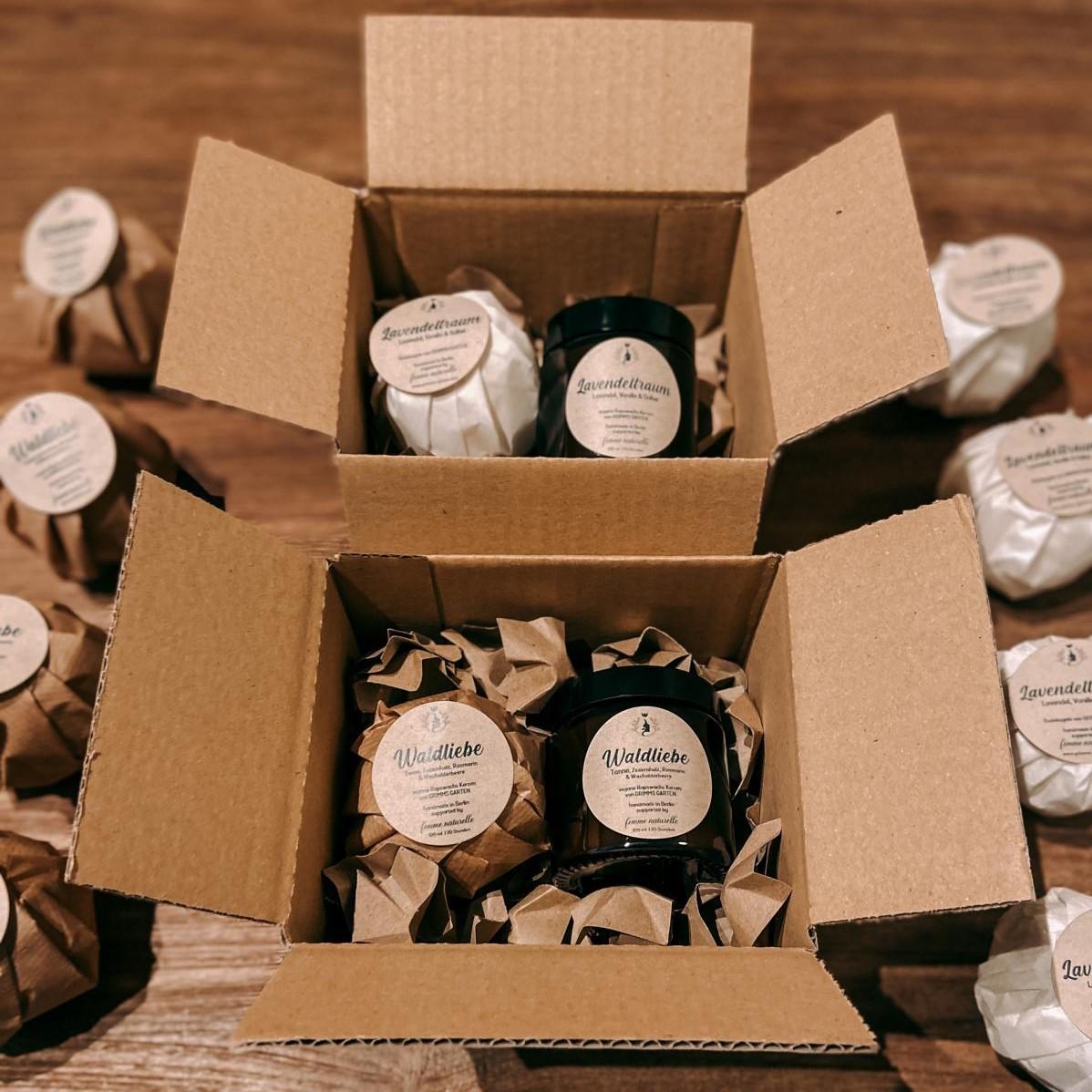 Fertig gepackte Wohlfühlsets „Lavendeltraum“ mit Kerze und Badekugel bereit zum Versand.